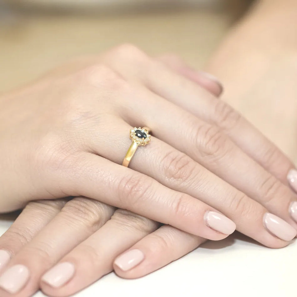 Zlatý prsteň so zafírom 0,30 ct a diamantmi 0,103 ct