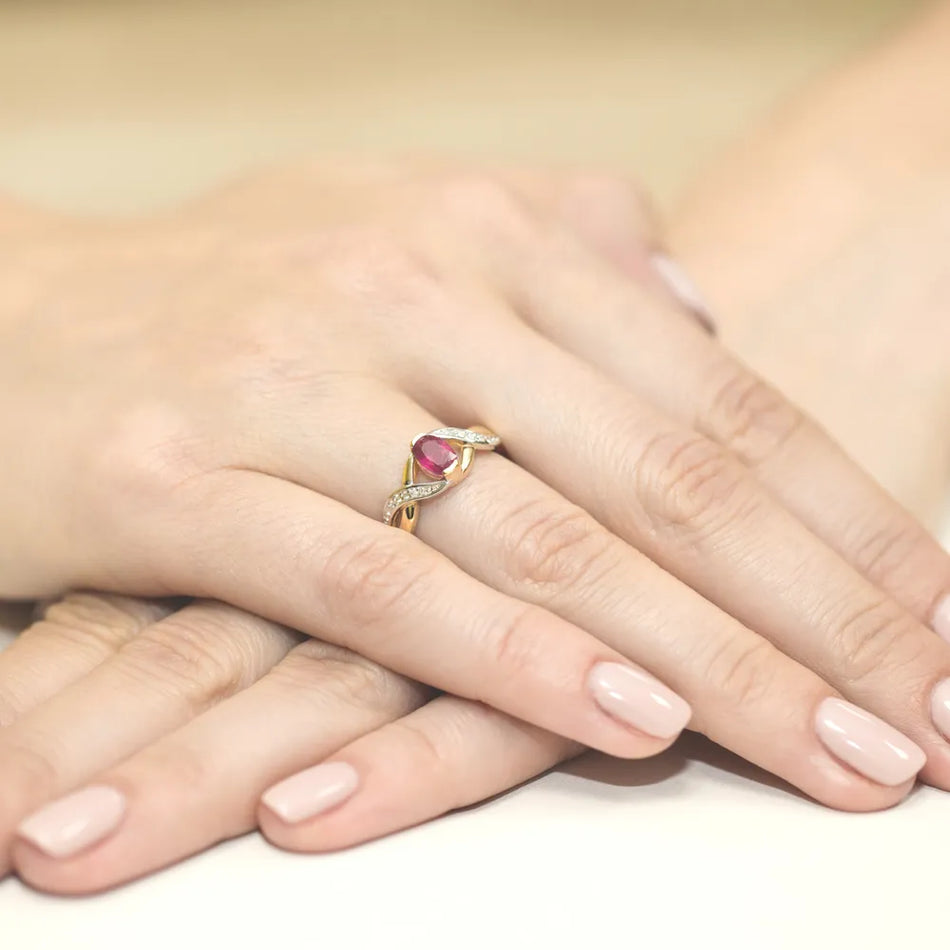 Gold Ring with 0.60ct Ruby and 0.05ct Diamonds
