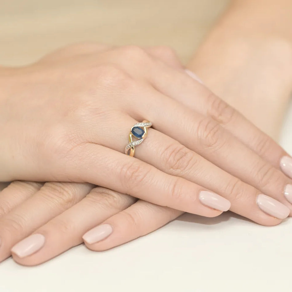 Zlatý prsteň so zafírom 0,70 ct a diamantmi 0,05 ct