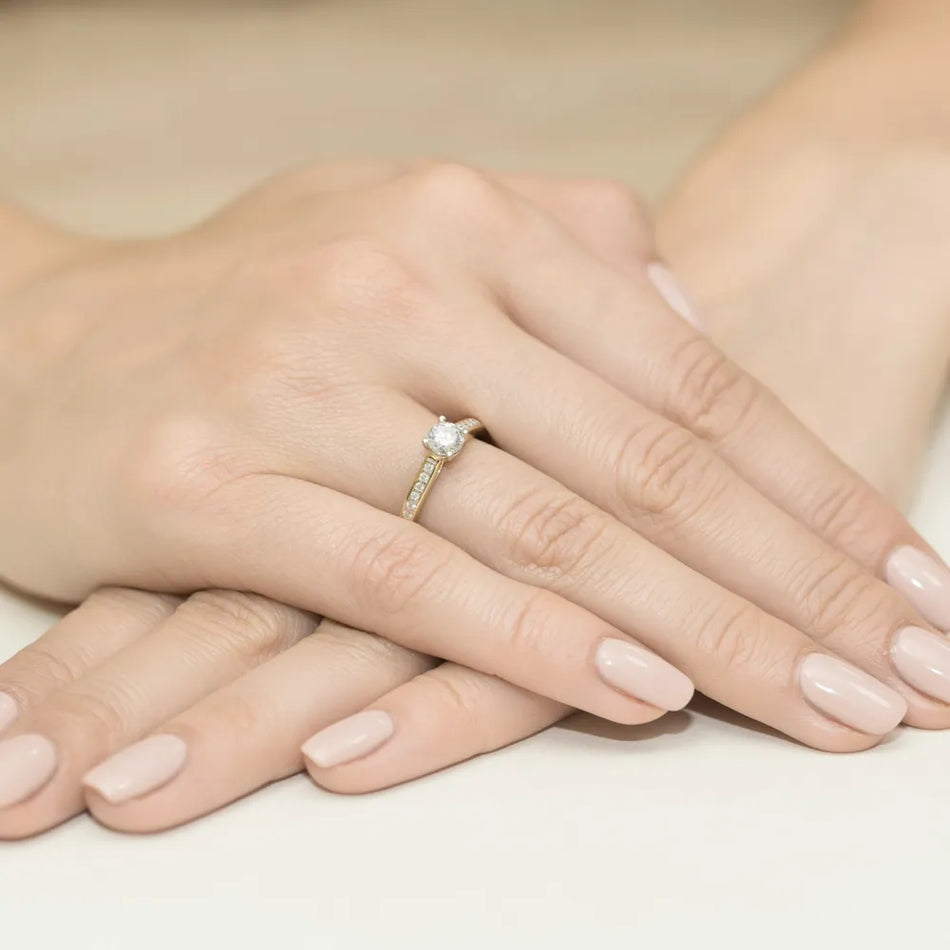 Zlatý prsteň s 0,30 ct a 0,06 ct laboratórnymi diamantmi