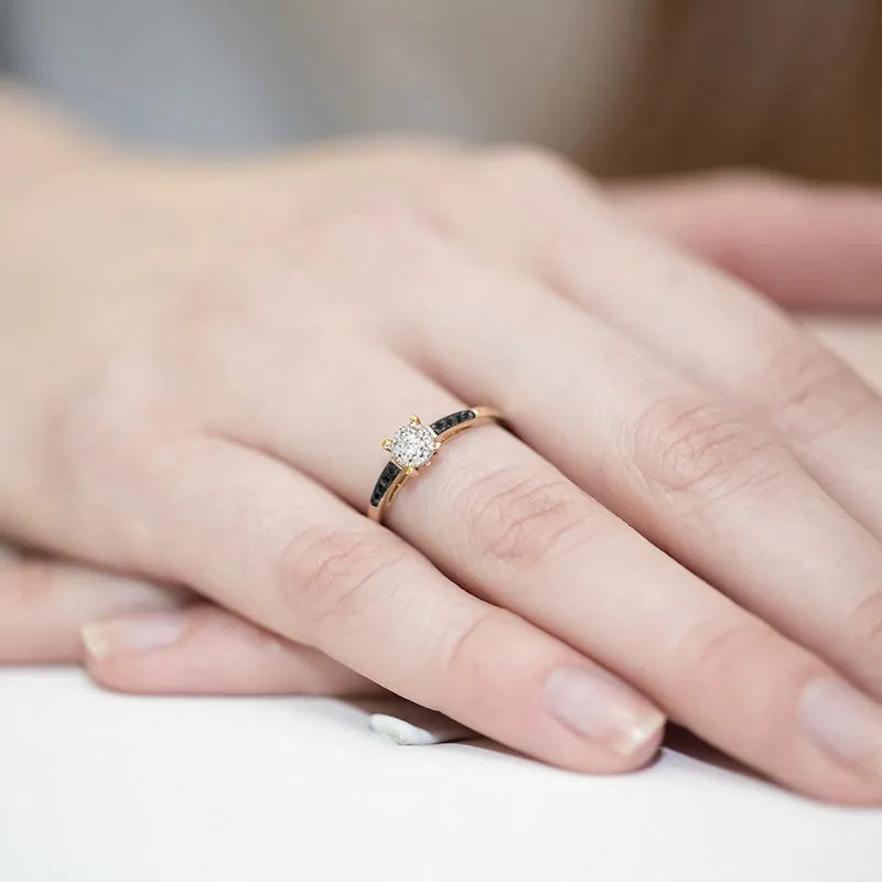 Zlatý prsteň s diamantom 0,04 ct a diamantmi 0,005 ct