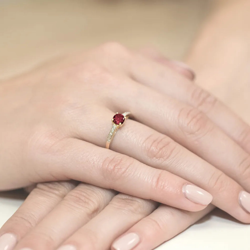 Zlatý prsteň s 0,60 ct rubínom a 0,05 ct diamantmi