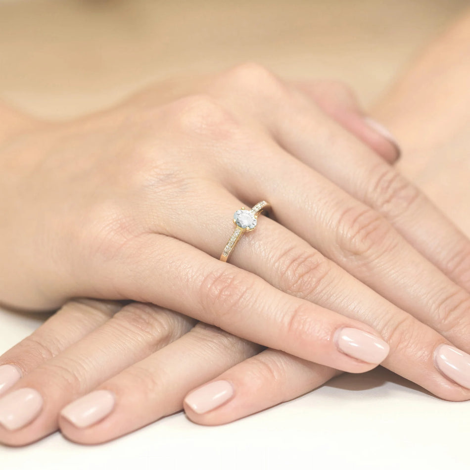 Zlatý prsteň s 0.40ct laboratórnym diamantom a 0.05ct diamantmi