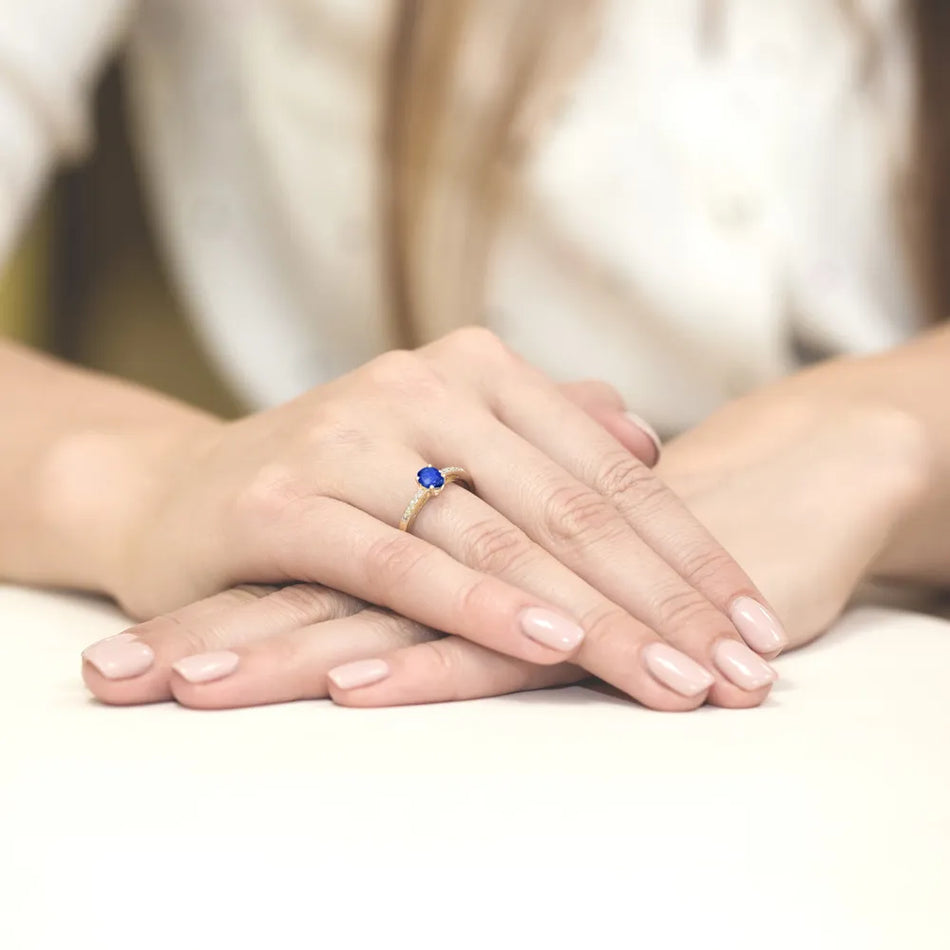 Zlatý prsteň so zafírom 0,70 ct a diamantmi 0,05 ct