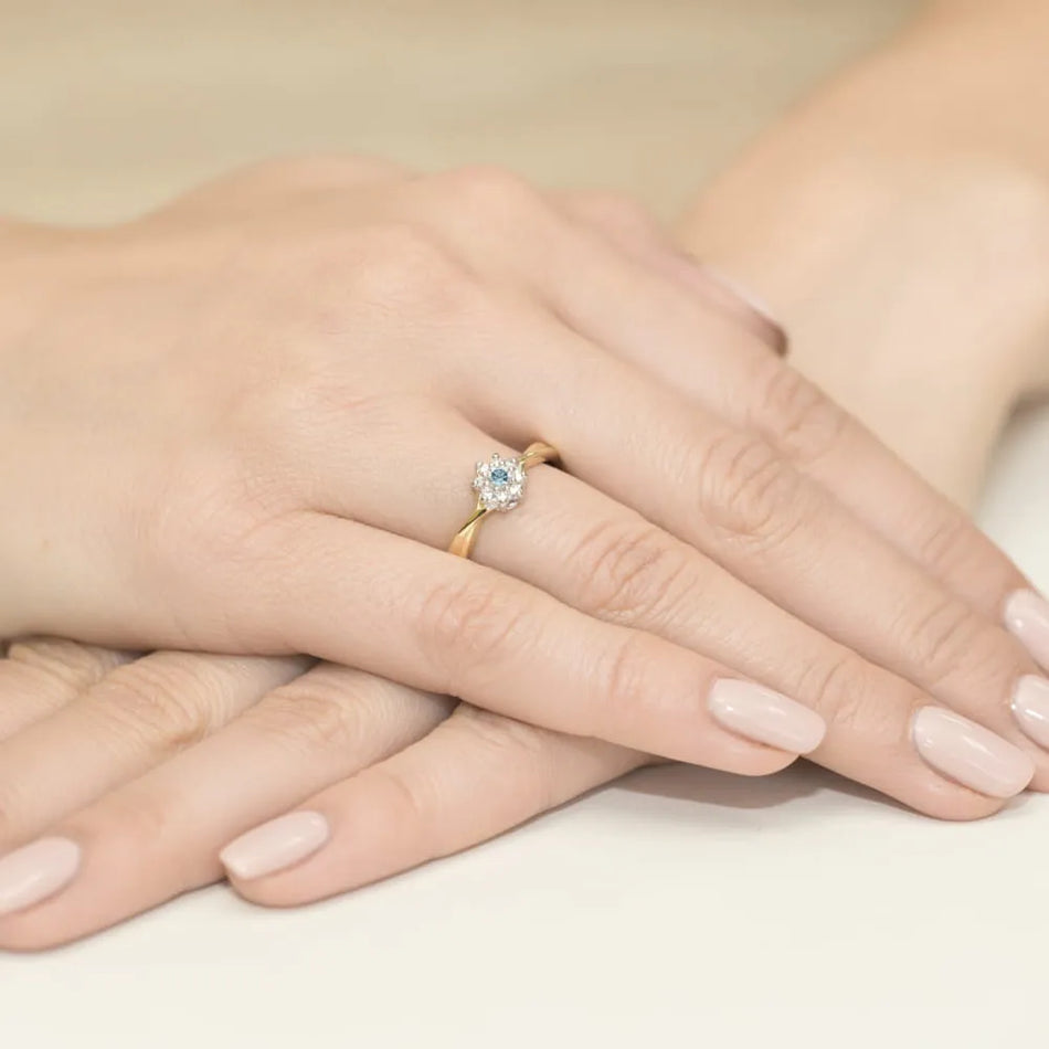 Zlatý prsteň s 0,15 ct topásom a diamantmi