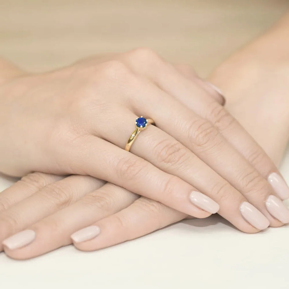 Zlatý prsteň so zafírom 0,50 ct a diamantmi