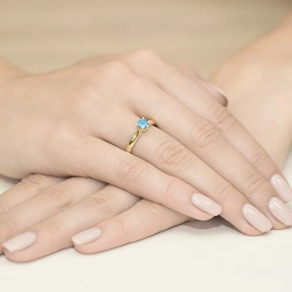 Zlatý prsteň s 0,50 ct topásom a diamantmi