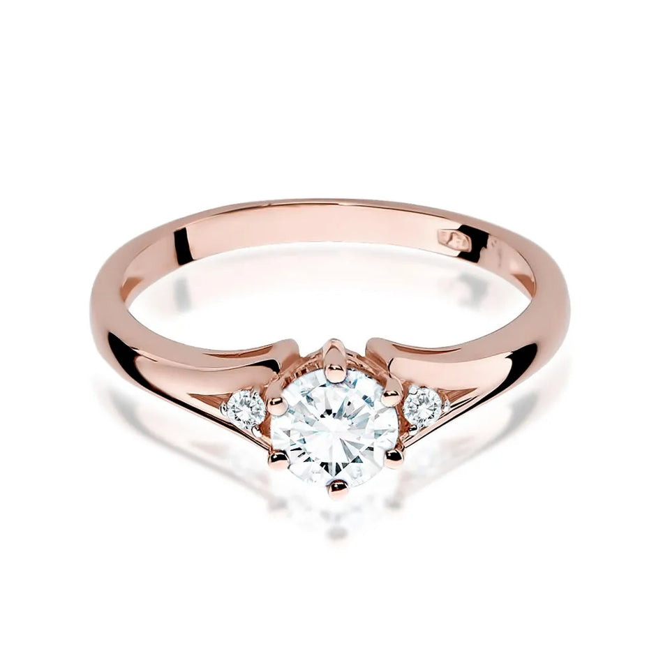 Zlatý prsteň s 0,60 ct bielym zafírom a diamantmi