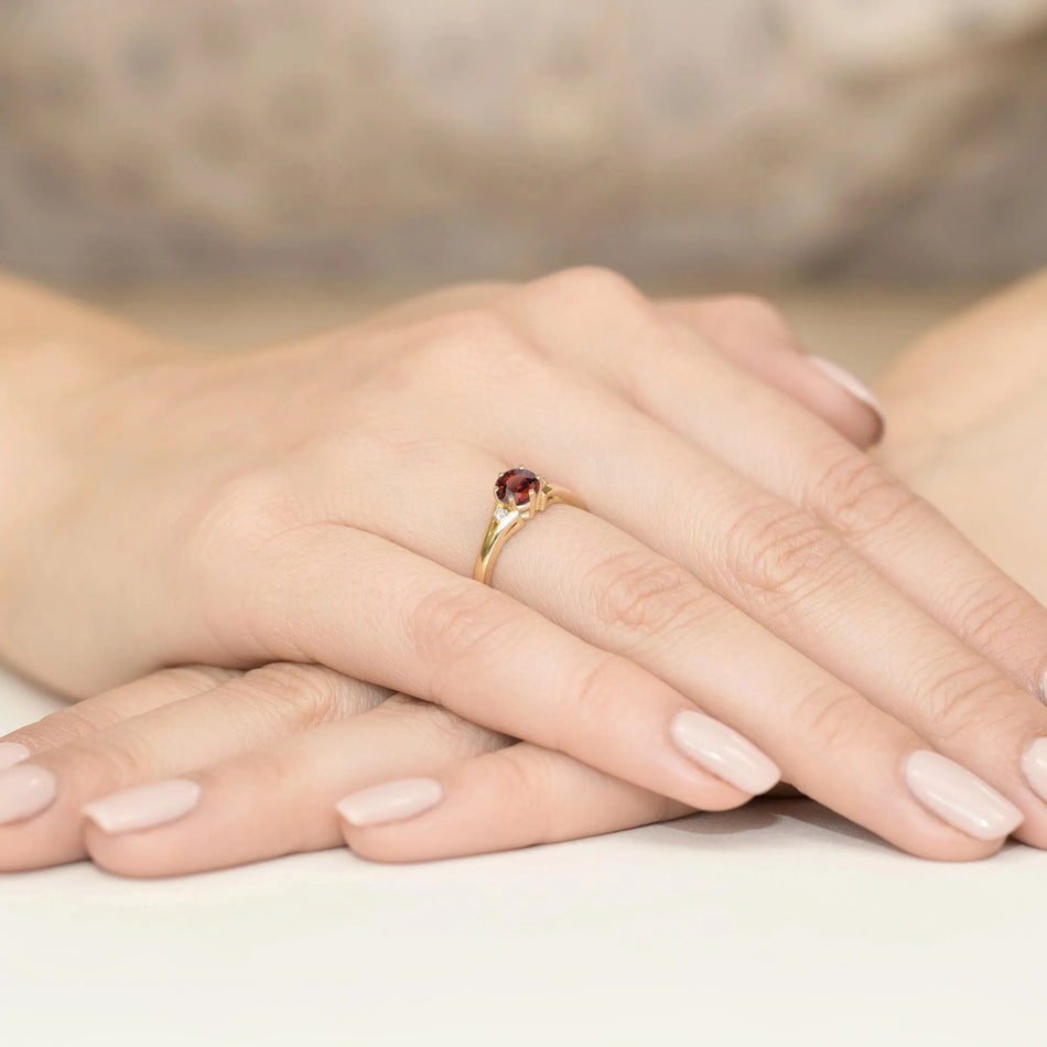 Gold Ring with 0.60ct Garnet and Diamonds