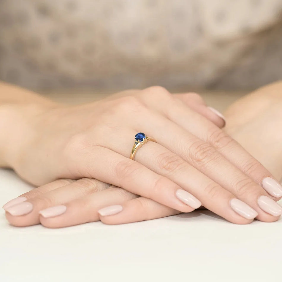 Zlatý prsteň so zafírom 0,50 ct a čiernymi diamantmi