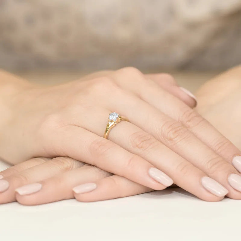 Zlatý prsteň s 0,60 ct bielym zafírom a diamantmi