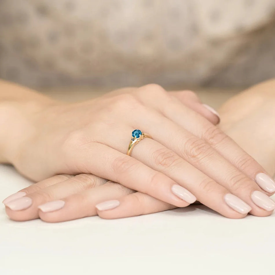 Zlatý prsteň s 0,50 ct topásom London Blue a čiernymi diamantmi