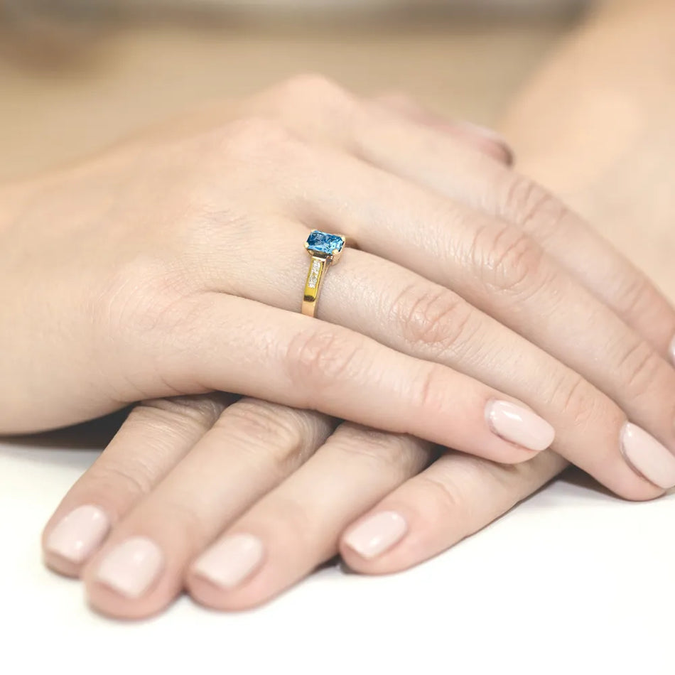 Gold Ring with 0.65ct Topaz and 0.04ct Diamonds