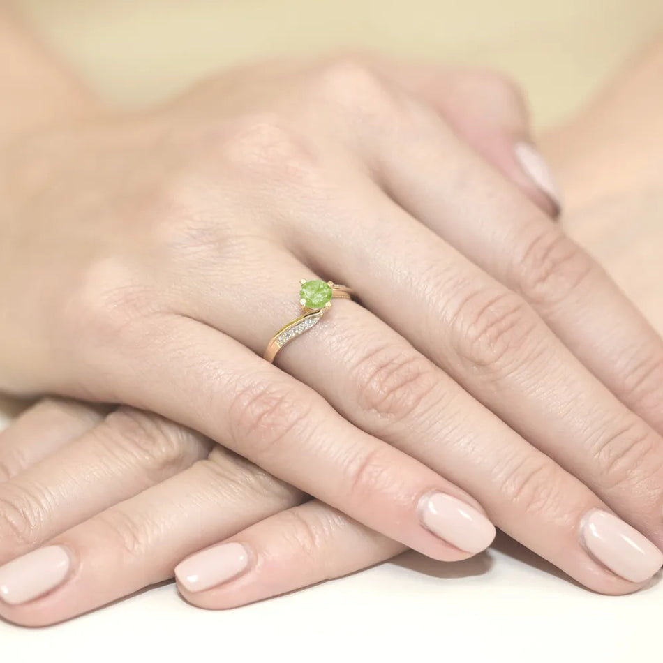 Gold Ring with 0.60ct Olivine and 0.05ct Diamonds
