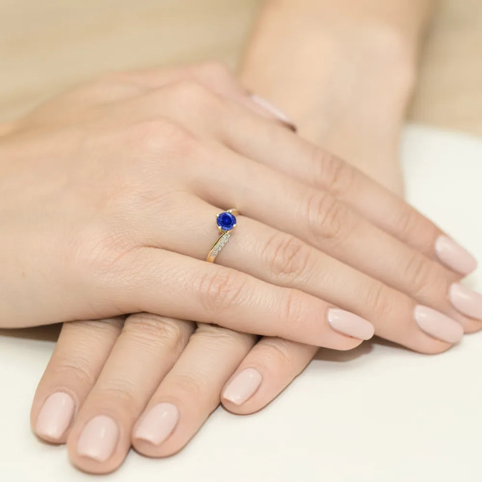Zlatý prsteň so zafírom 0,50 ct a diamantmi 0,05 ct
