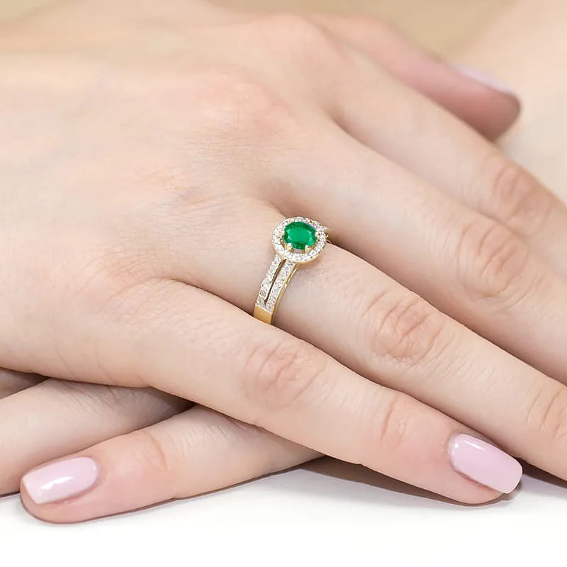 Gold Ring with 0.50ct Emerald and 0.20ct Diamonds