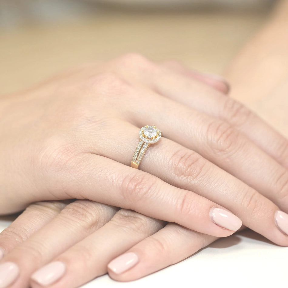 Zlatý prsteň s 0,50 ct a 0,20 ct laboratórnymi diamantmi