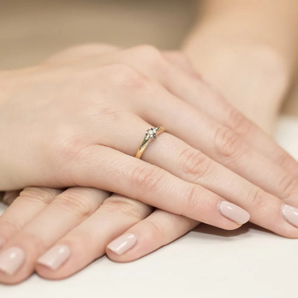 Zlatý prsteň s diamantom 0,05 ct