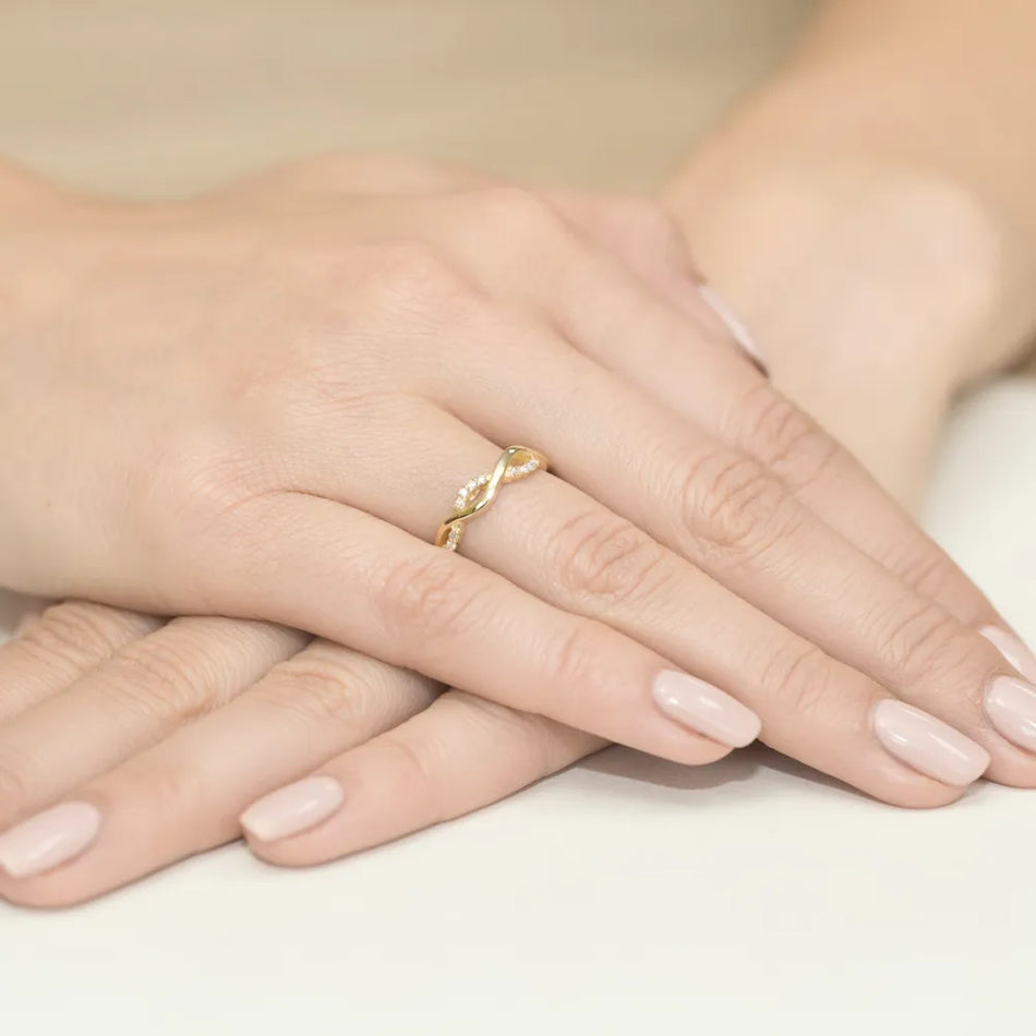 Zlatý prsteň s diamantmi 0,07 ct