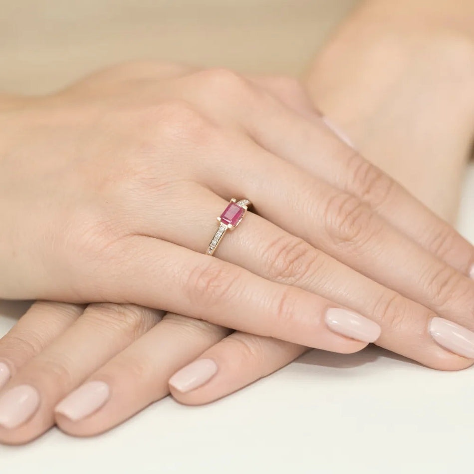 Zlatý prsteň s 0,80 ct rubínom a 0,03 ct diamantmi