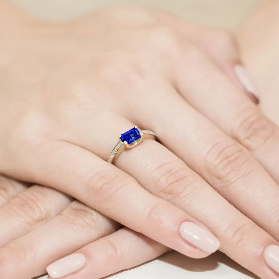 Zlatý prsteň so zafírom 0,60 ct a diamantmi 0,03 ct