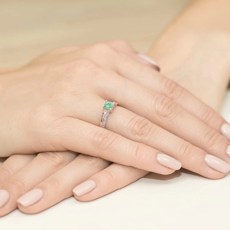 Gold Ring with 0.50ct Emerald and 0.03ct Diamonds