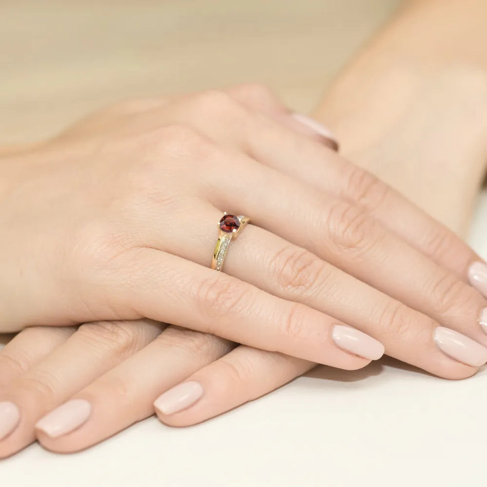 Gold Ring with 0.60ct Garnet and 0.03ct Diamonds