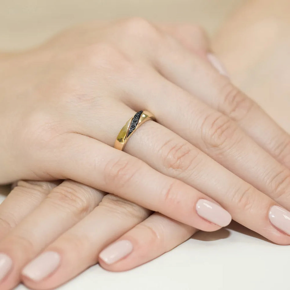 Zlatý prsteň s 0,015 ct čiernymi diamantmi