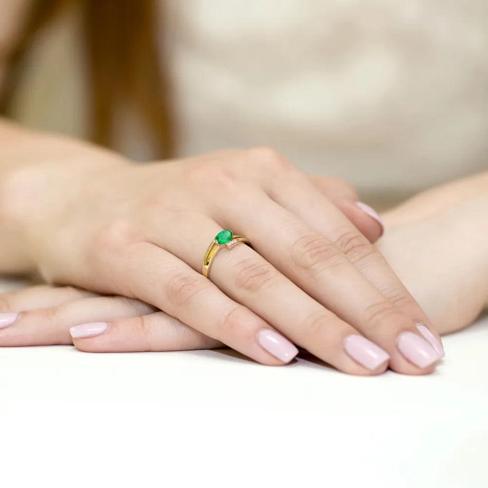 Zlatý prsteň s 0,40 ct smaragdom a 0,052 ct diamantmi