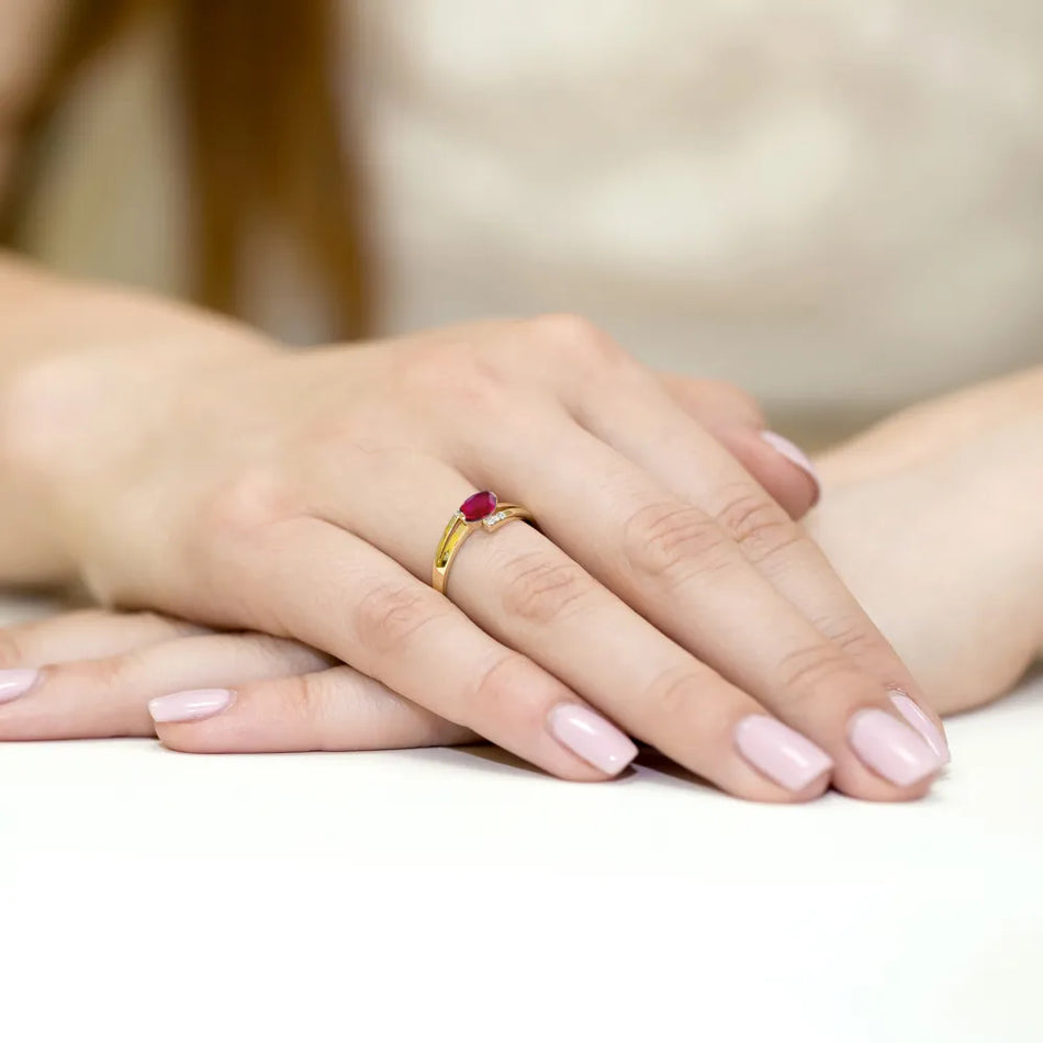 Zlatý prsteň s 0,60 ct rubínom a 0,052 ct diamantmi