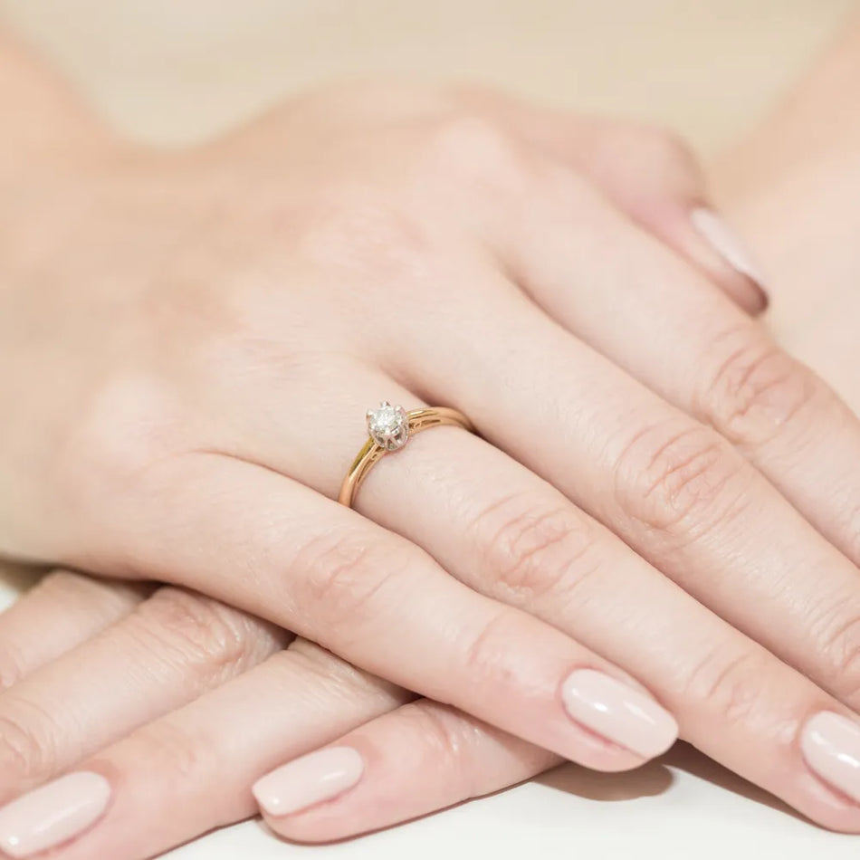 Zlatý prsteň s diamantom 0,15 ct