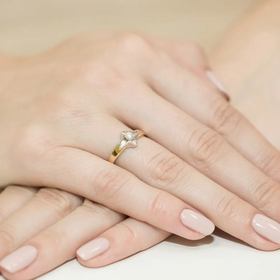 Zlatý prsteň s diamantom 0,12 ct