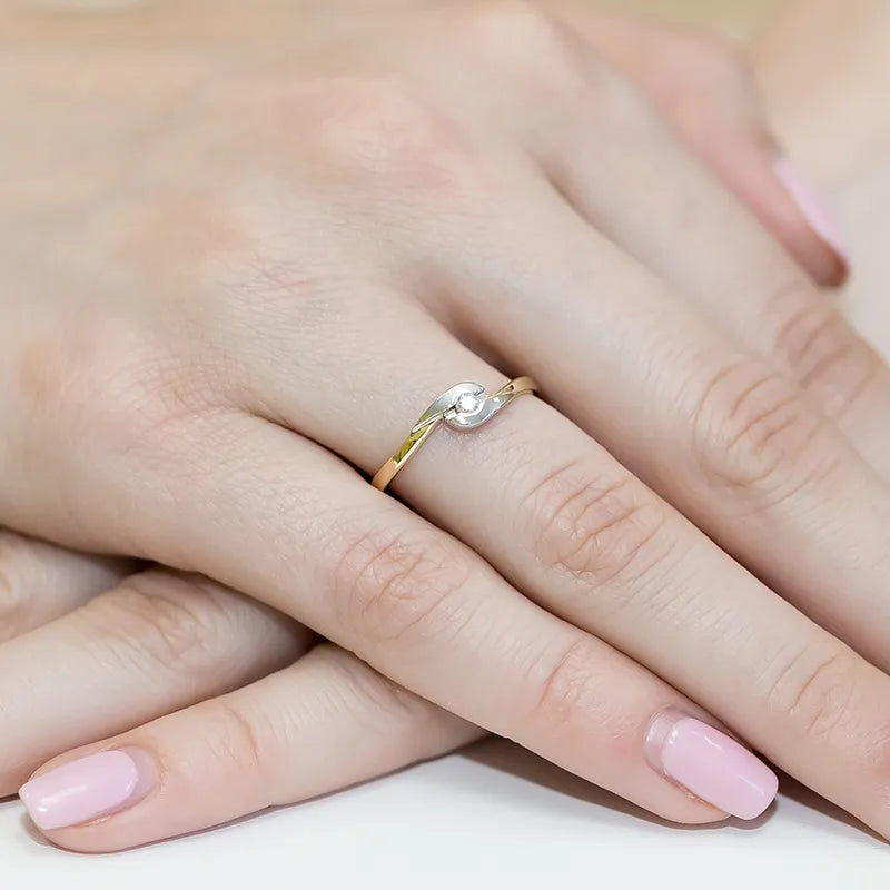 Zlatý prsteň s diamantom 0,05 ct