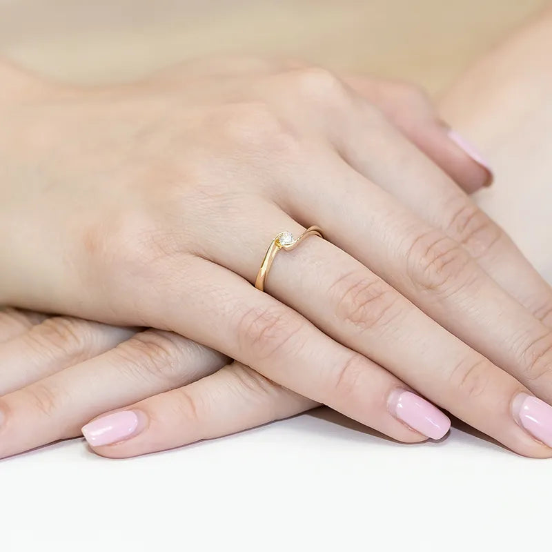 Zlatý prsteň s diamantom 0,13 ct