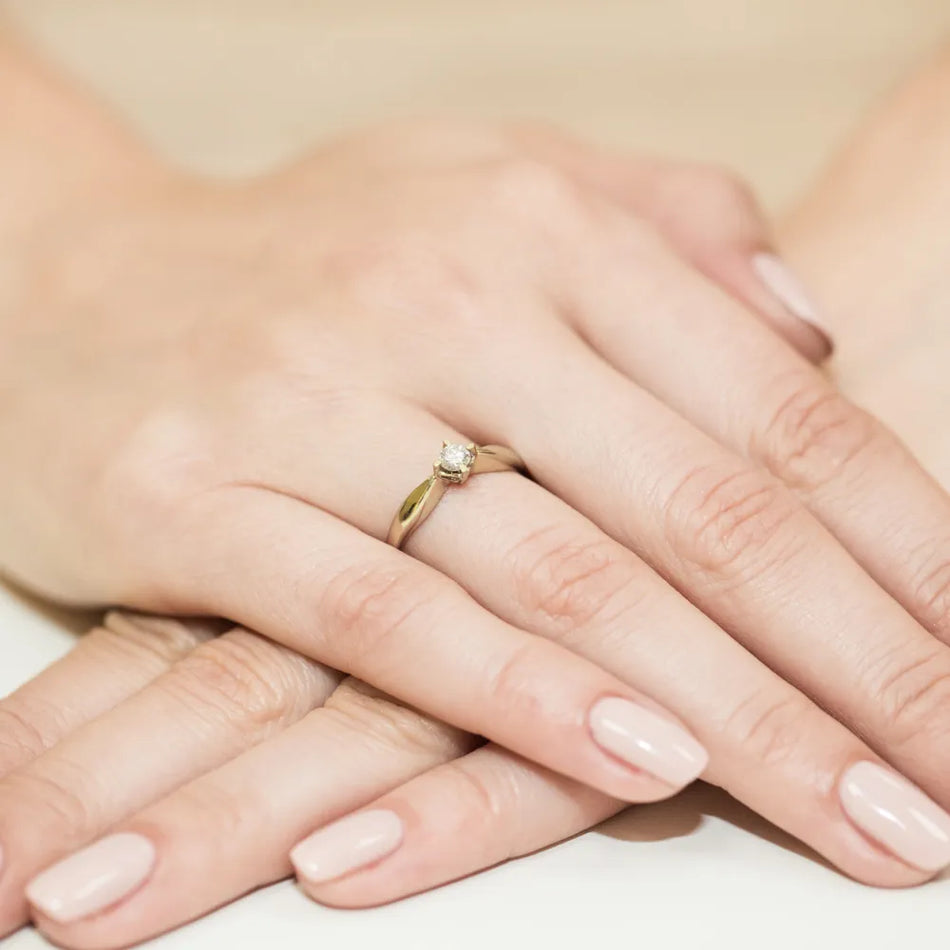 Zlatý prsteň s diamantom 0,12 ct