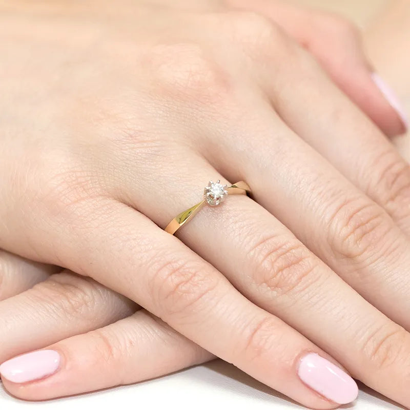 Zlatý prsteň s diamantom 0,15 ct