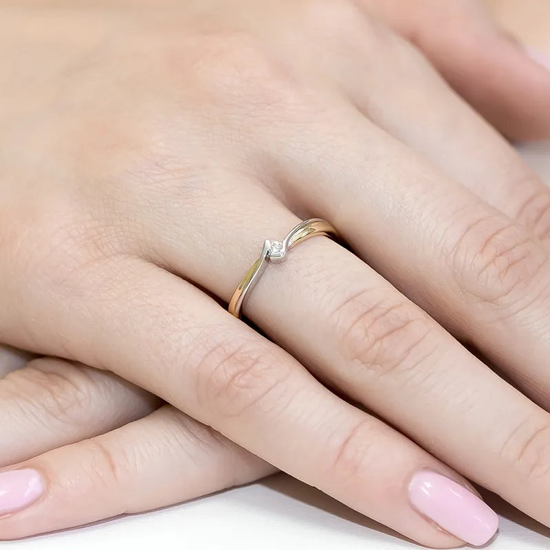 Zlatý prsteň s diamantom 0,04 ct