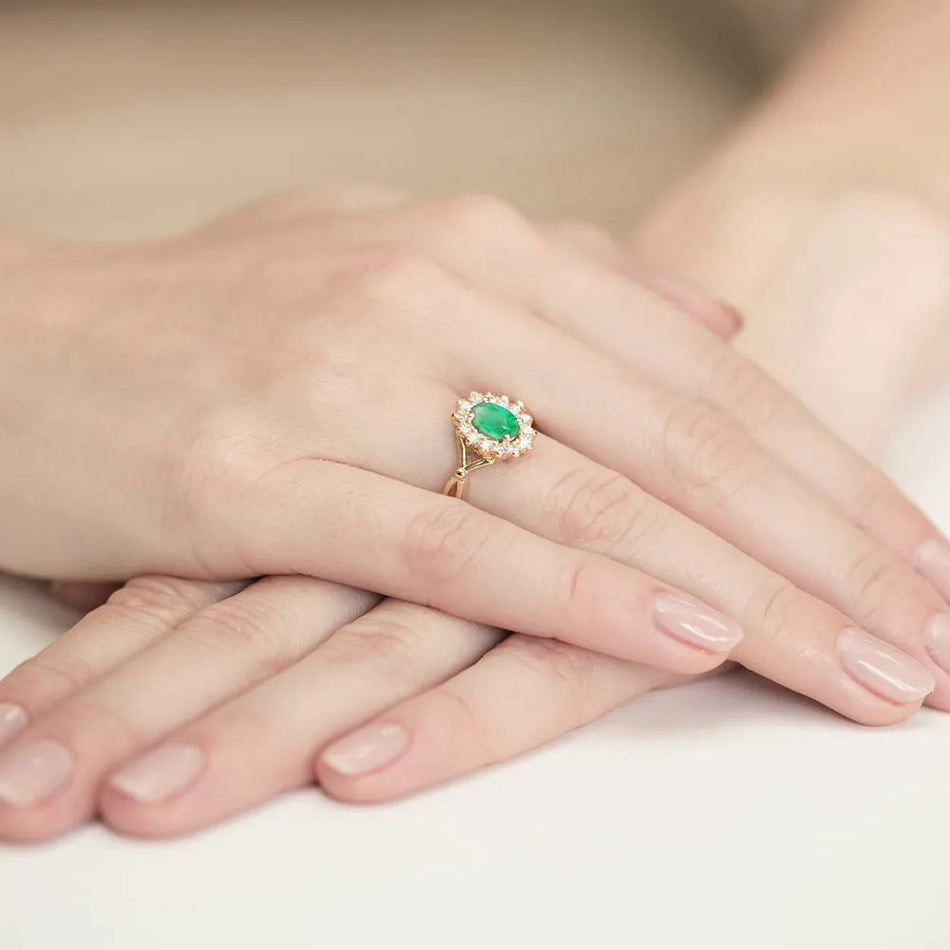 Gold Ring with 0.80ct Emerald and 0.28ct Diamonds