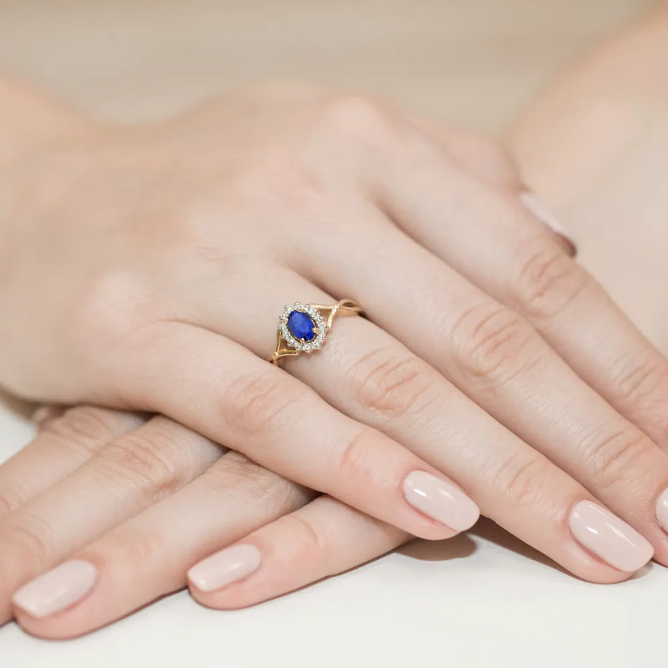 Gold Ring with 0.70ct Sapphire and 0.12ct Diamonds