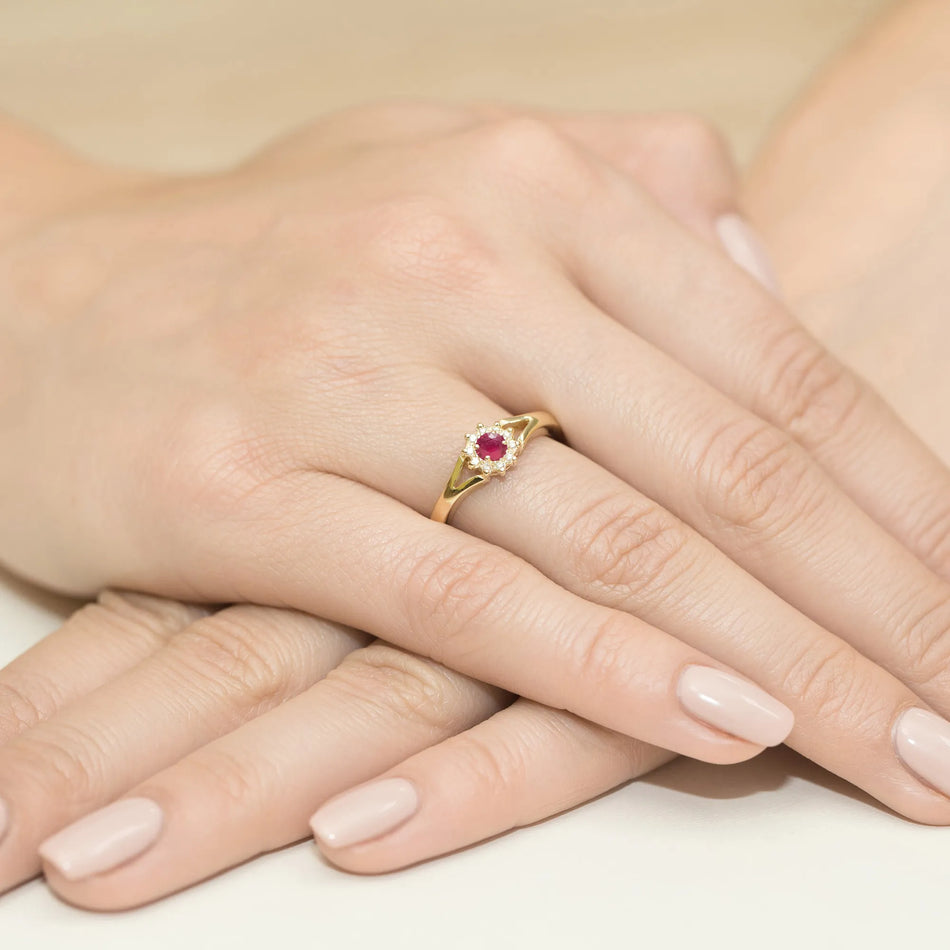 Zlatý prsteň s 0,15 ct rubínom a 0,086 ct diamantmi