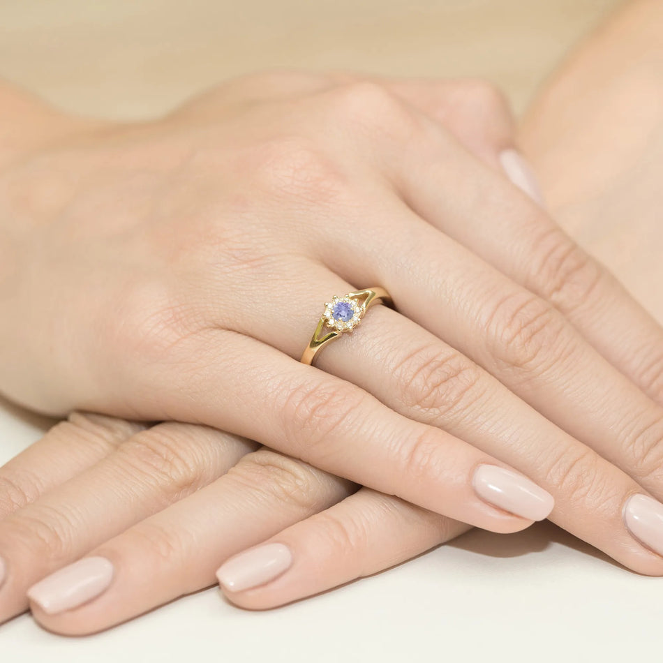 Zlatý prsteň s 0,15 ct tanzanitom a 0,086 ct diamantmi