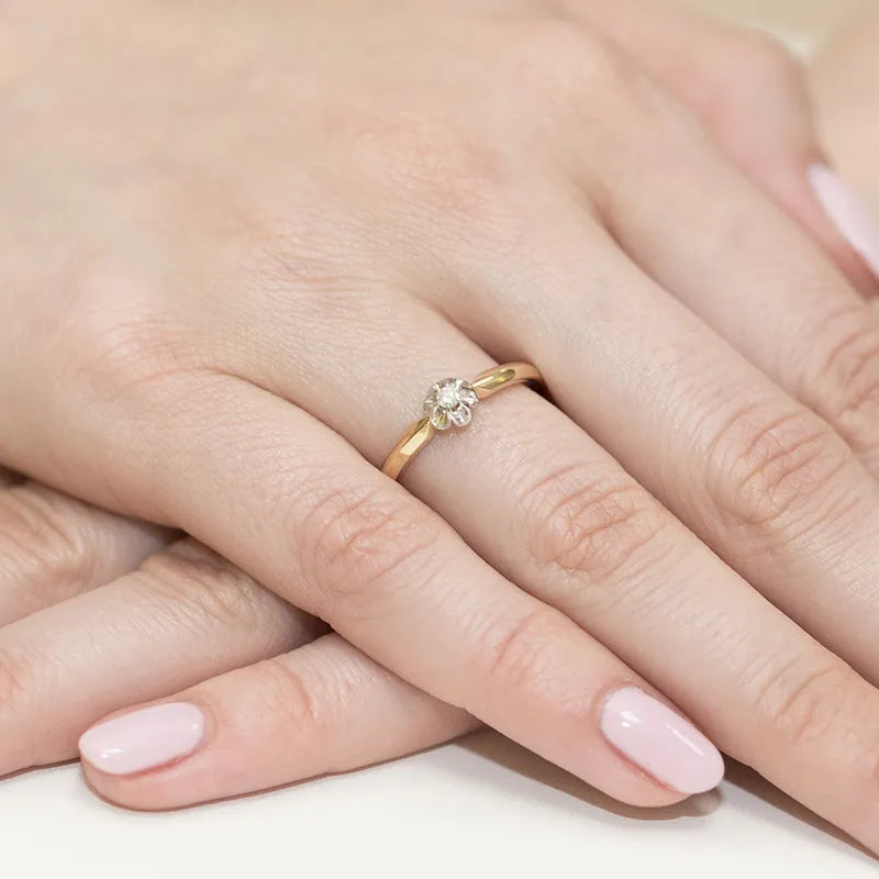 Zlatý prsteň s diamantom 0,04 ct