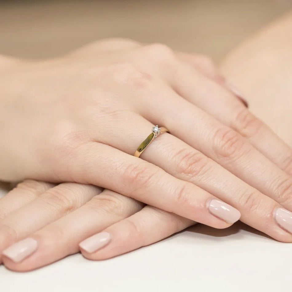 Zlatý prsteň s diamantom 0,04 ct