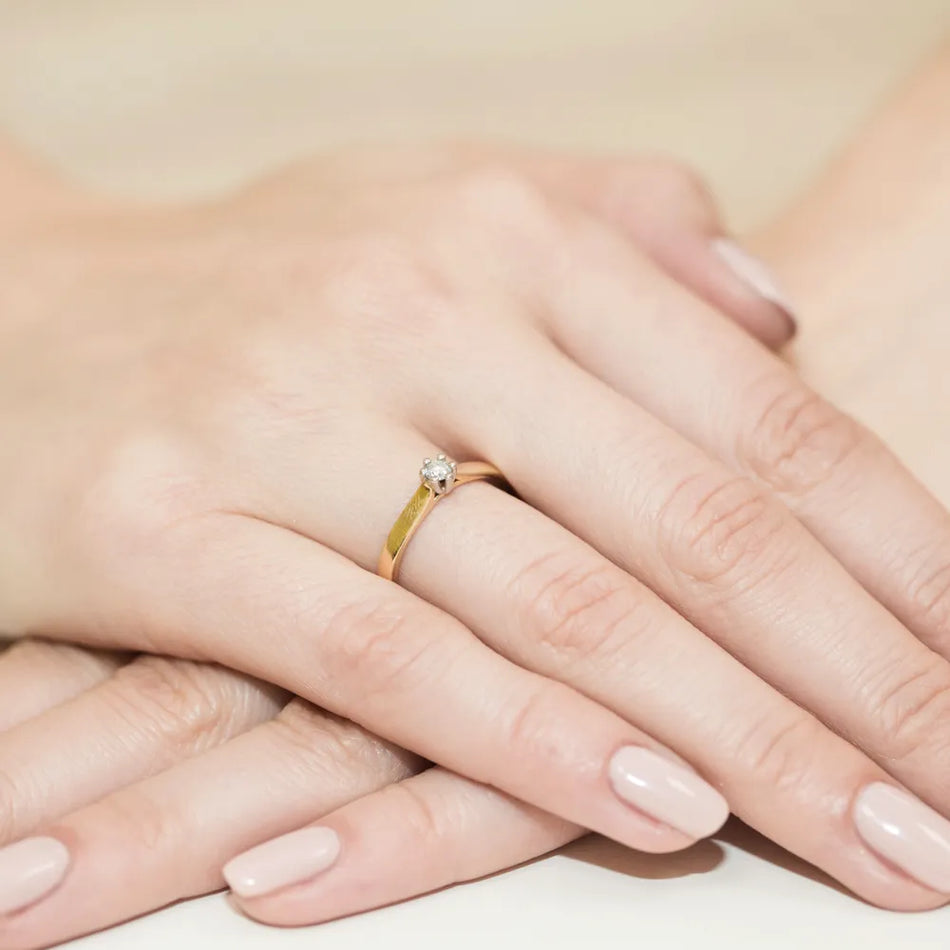 Zlatý prsteň s diamantom 0,08 ct