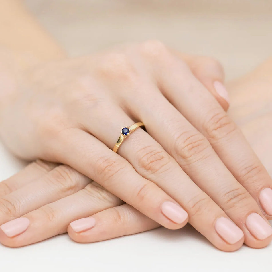 Zlatý prsteň so zafírom 0,15 ct