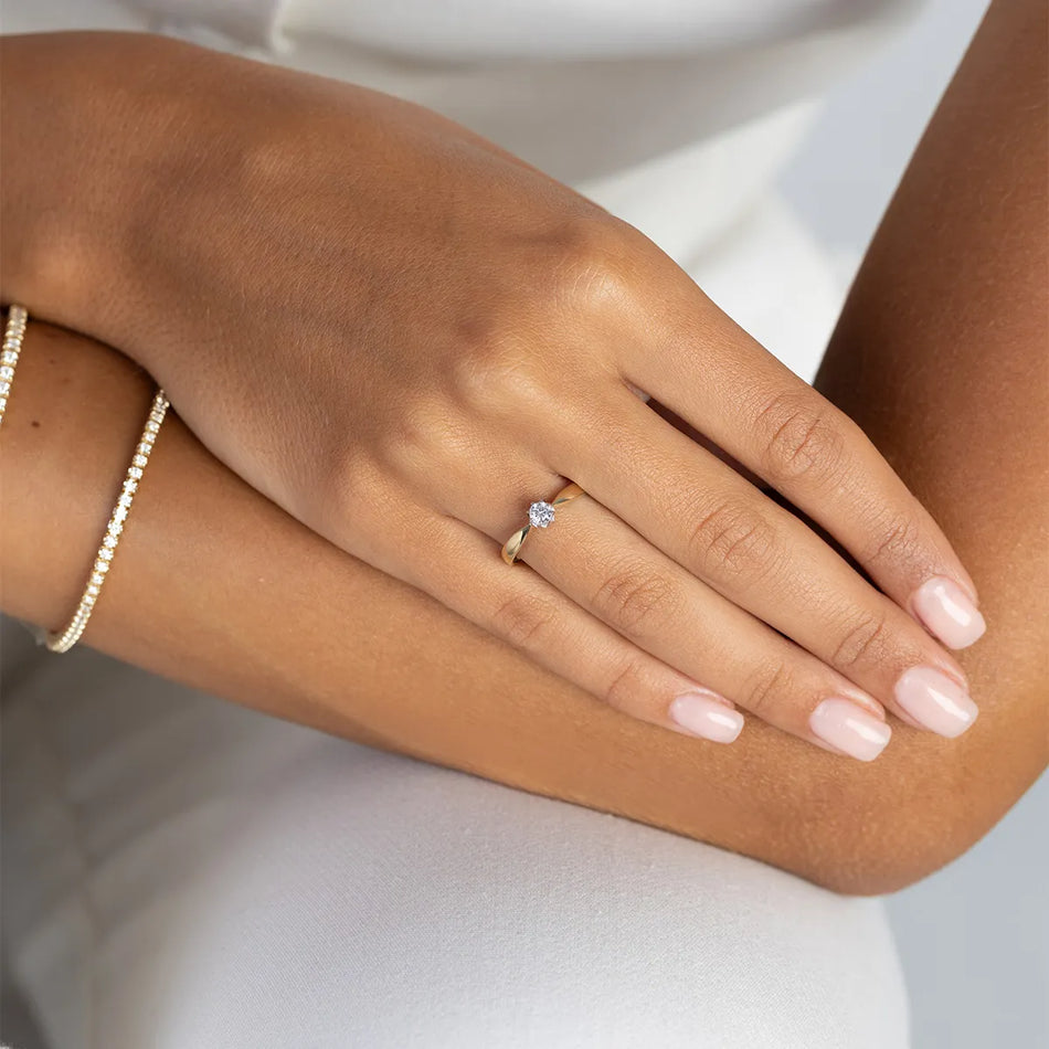 Zlatý prsteň s 0,30 ct laboratórnym diamantom