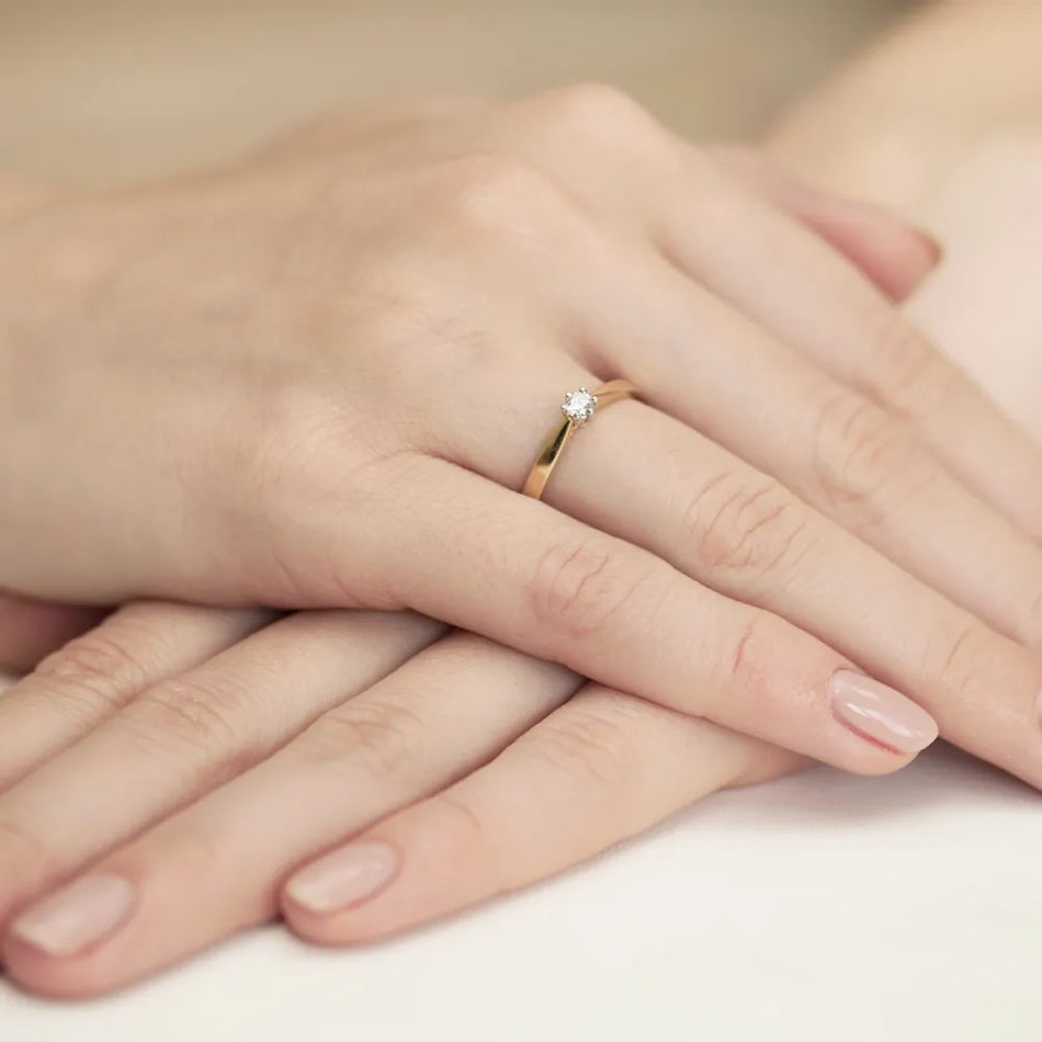 Zlatý prsteň s diamantom 0,10 ct