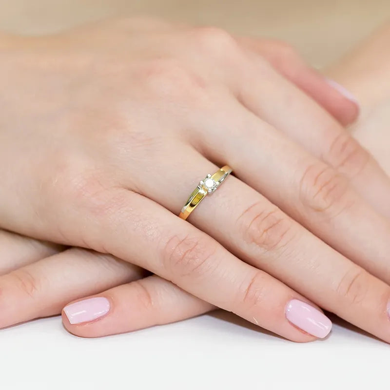 Zlatý prsteň s diamantom 0,12 ct