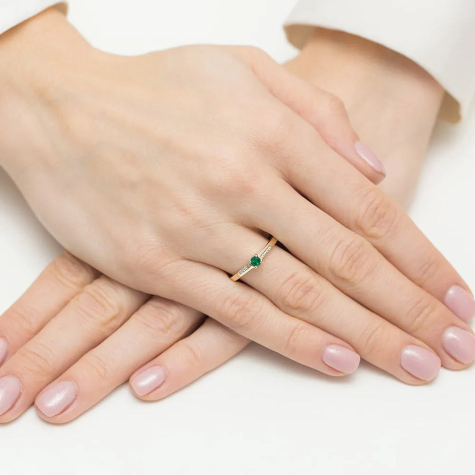 Zlatý prsteň s 0,15 ct smaragdom a 0,04 ct diamantmi