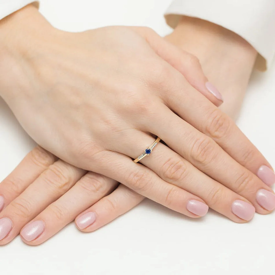 Zlatý prsteň so zafírom 0,15 ct a diamantmi 0,04 ct